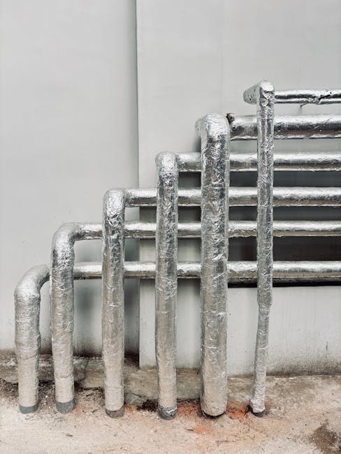 profesjonalny pracownik nakłada pianę PUR na więźbę dachową